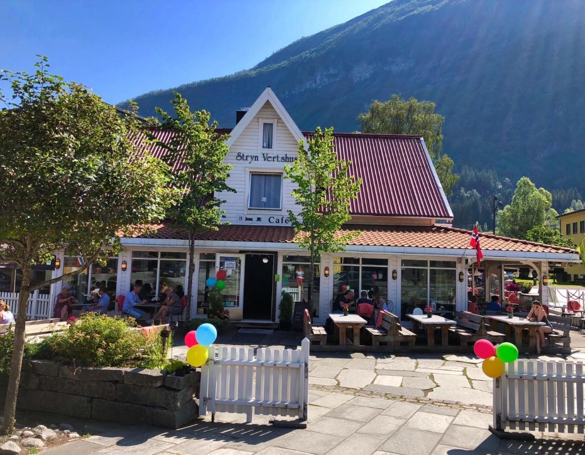 Stryn Kaffebar & Vertshus Экстерьер фото